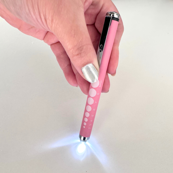 Linterna Medica de Aluminio Graduada Rosada