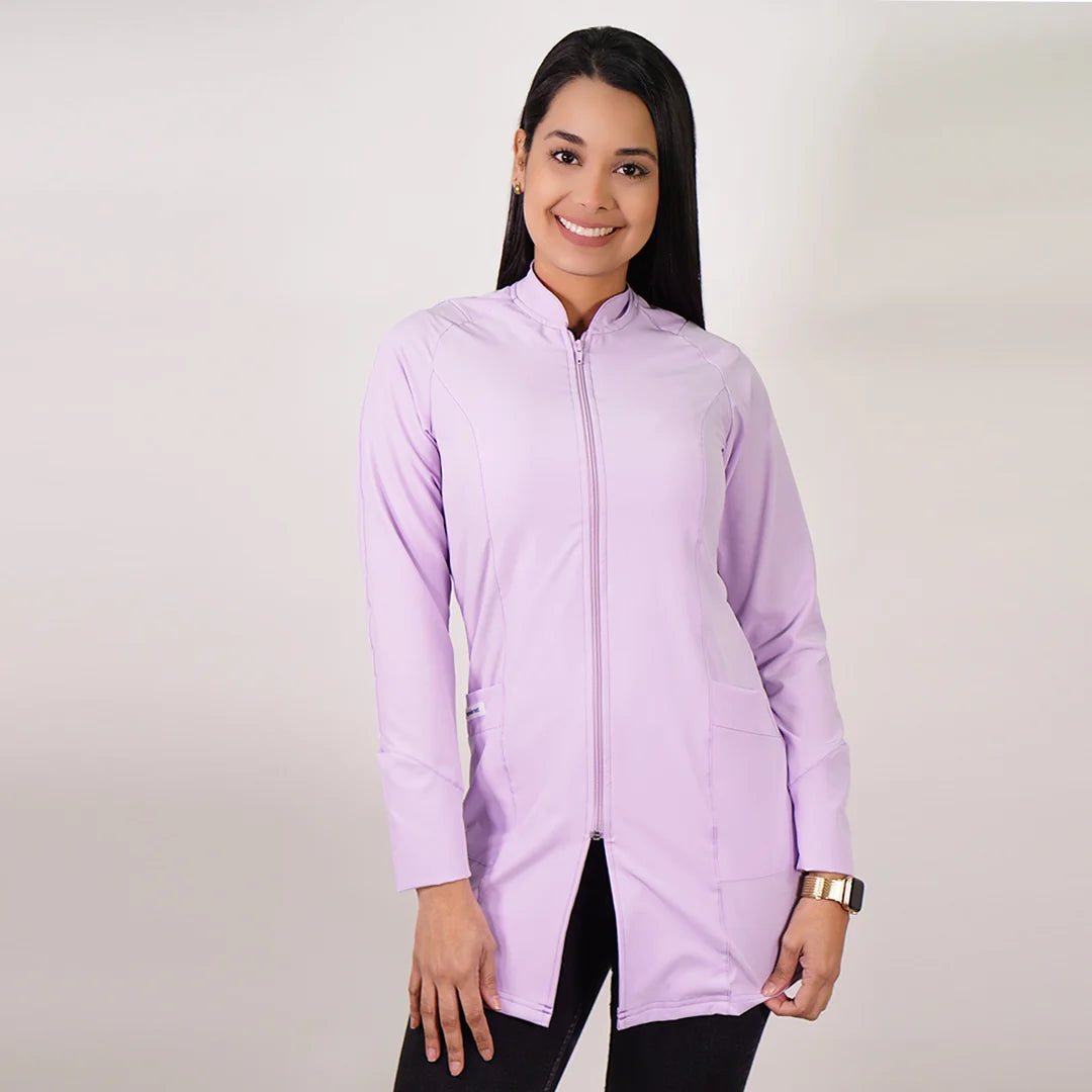 Bata Clínica Mujer tela Anti fluidos. Morado pastel- BC-18